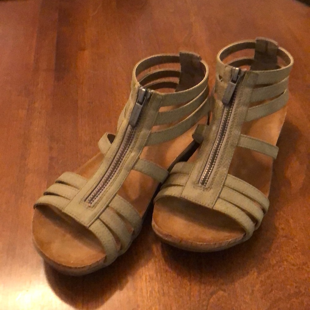 Bearpaw sandal